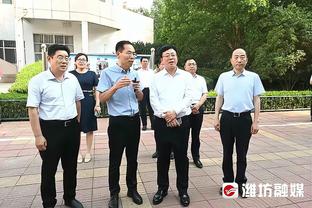 氛围好！广东全队为沃特斯&赵戌宏庆生！水哥脑袋险被按进蛋糕里